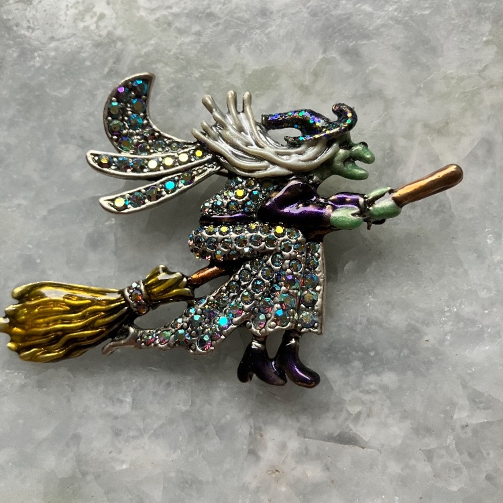 Kirks folly Halloween witch on broom brooch pin